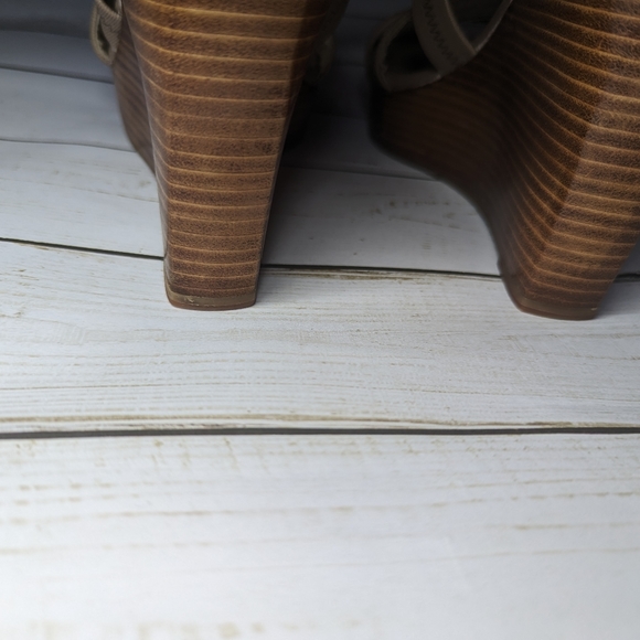 Micheal Kors Robertson Wedge - Picture 3 of 10